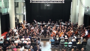 Een orkest oefent voor een concert in het Middenschip